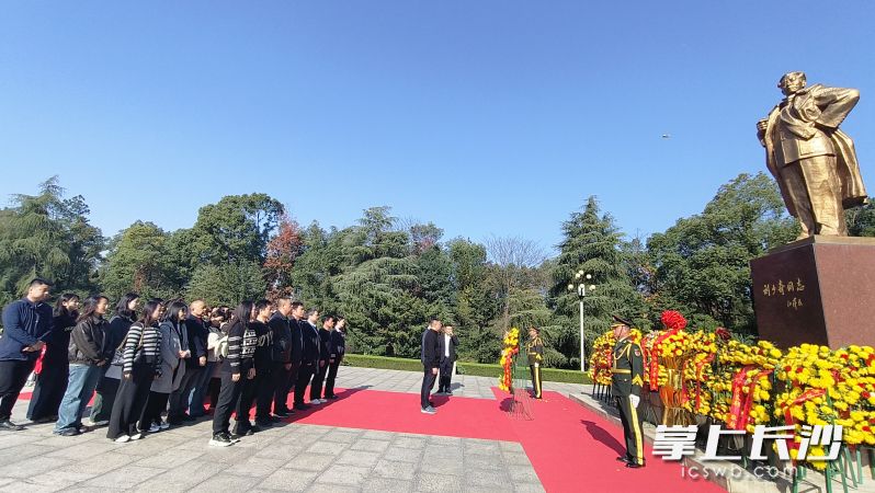 望麓园街道和辖区重点企业党员代表携手开展“红色团建”。 长沙晚报通讯员 罗聿颖 摄 望麓园街道和辖区重点企业党员代表携手开展“红色团建”。 长沙晚报通讯员 罗聿颖 摄