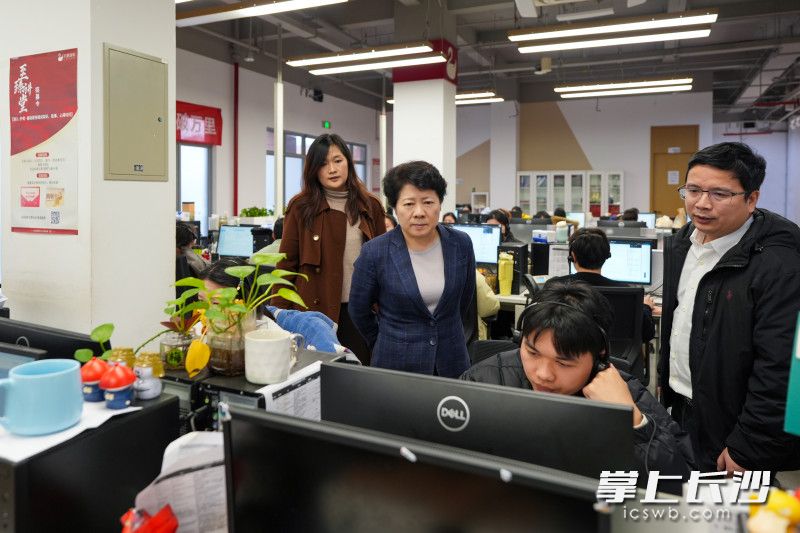 12月24日，省委常委、市委书记吴桂英调研基层党建工作，走进天鹅到家总部。