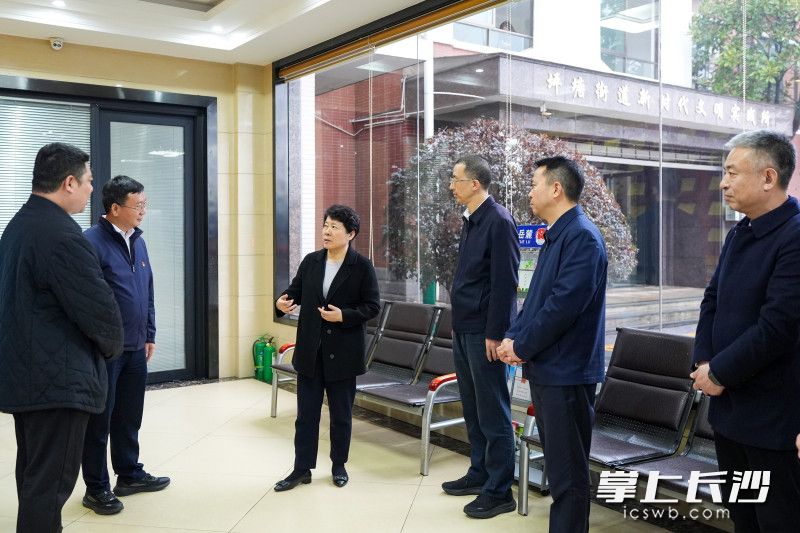 吴桂英在湖南湘江新区坪塘街道莲花山村调研党建引领乡村振兴等工作。