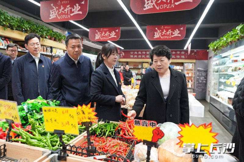 吴桂英在雨花区井湾子街道井巷社区调研党建引领基层治理、便民服务开展等情况。