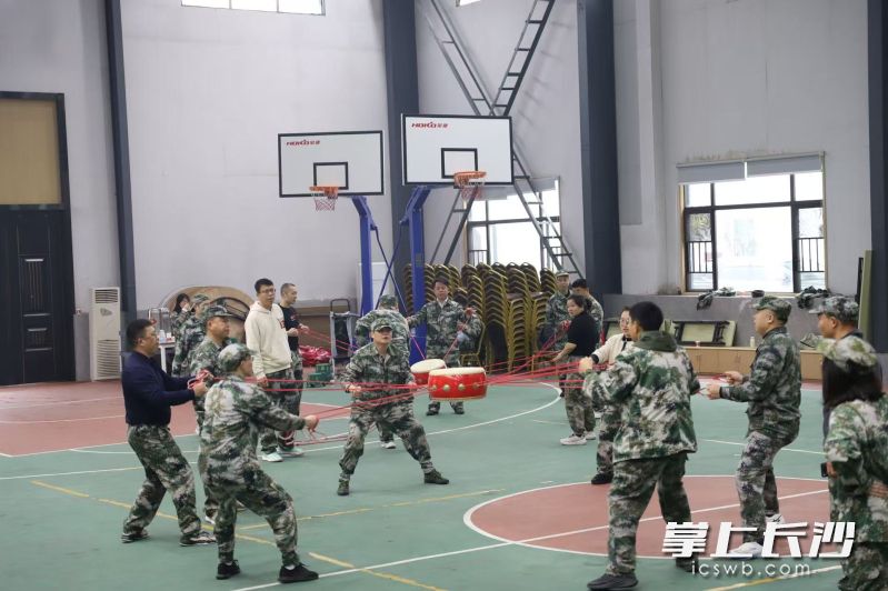 在位于宁乡西部的巷子口镇党校训练场，学员们锻炼了身体，进一步增强了团队协作意识。 均为通讯员供图
