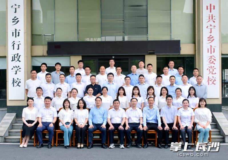 通过为期一个月的培训班，在每一位中青班学员内心深植了勇于担当的种子。