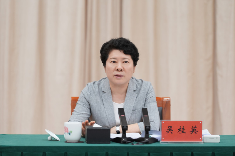 省委常委、市委书记吴桂英讲话。